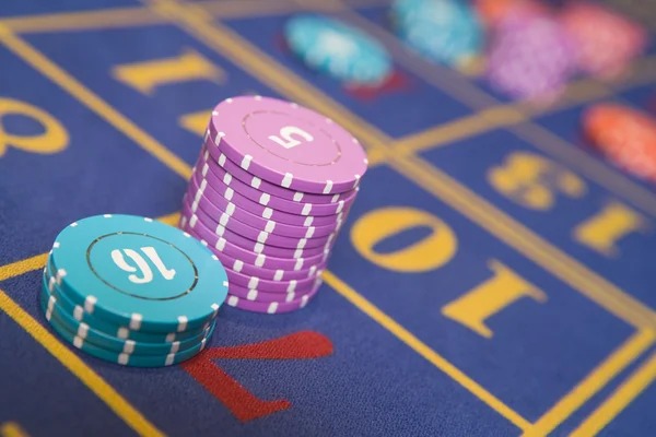 American Roulette betting layout showing inside and outside bet options